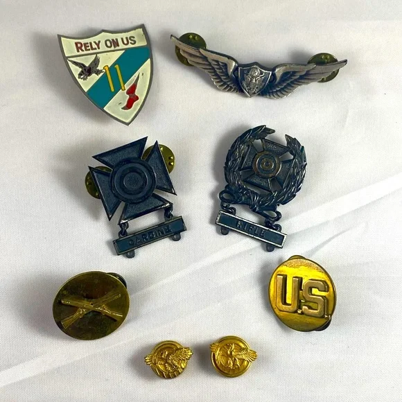 Vintage US Army Memorabilia - Vietnam Uniform Pins and Badges - Picture 1 of 7